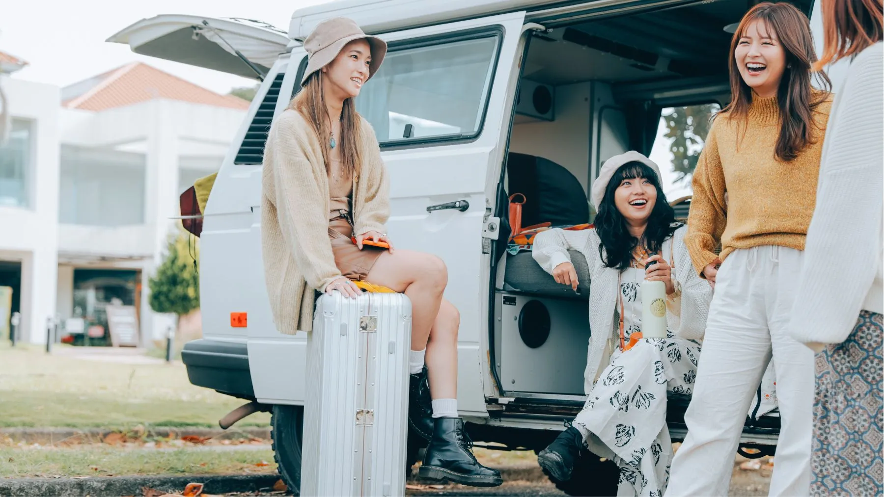 RV PARK に停めたキャンピングバンのそばで談笑するメンバー