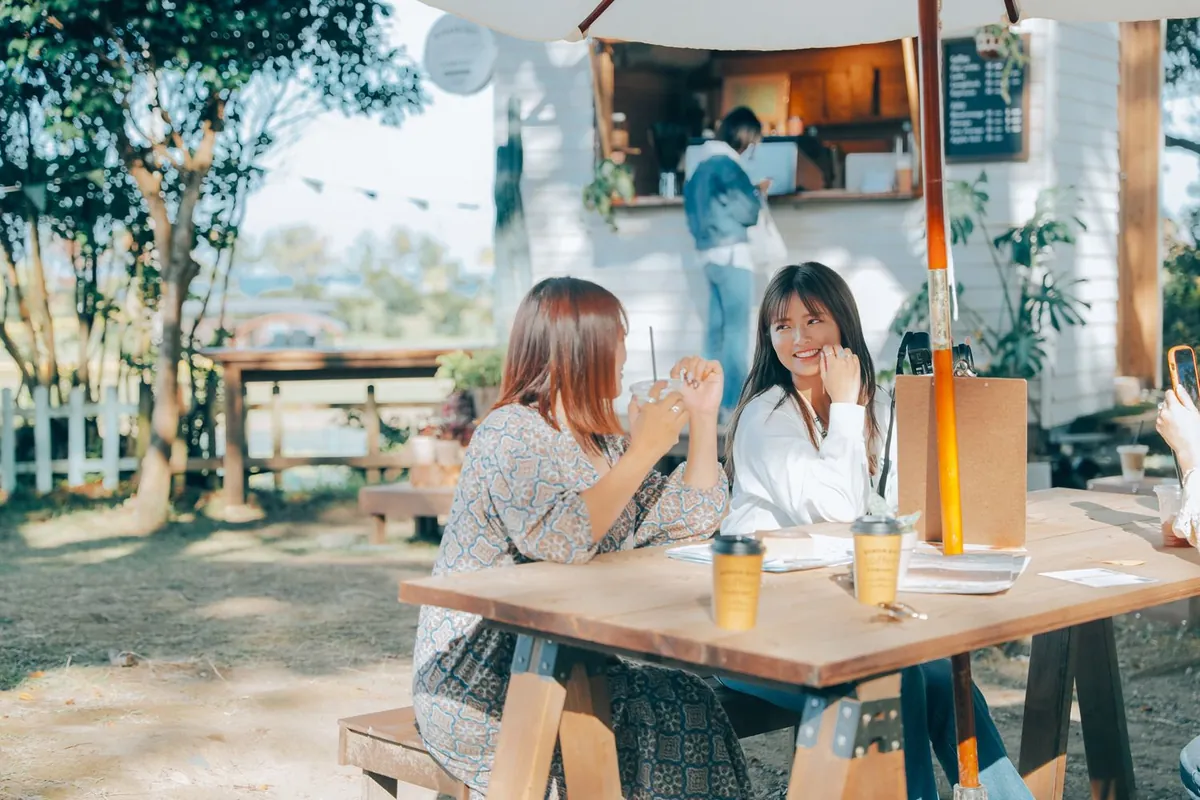屋外のテーブル席で語らう2人