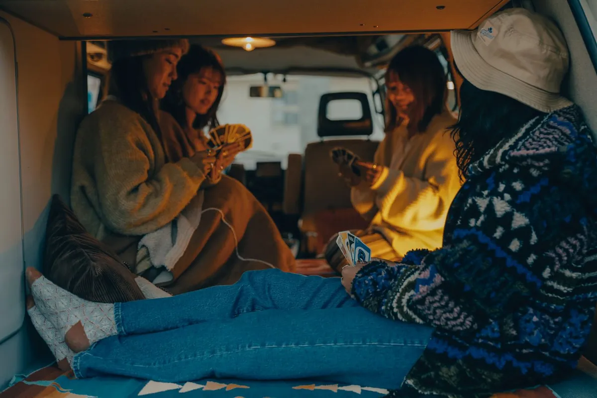 バンの車内でおしゃべりするメンバー
