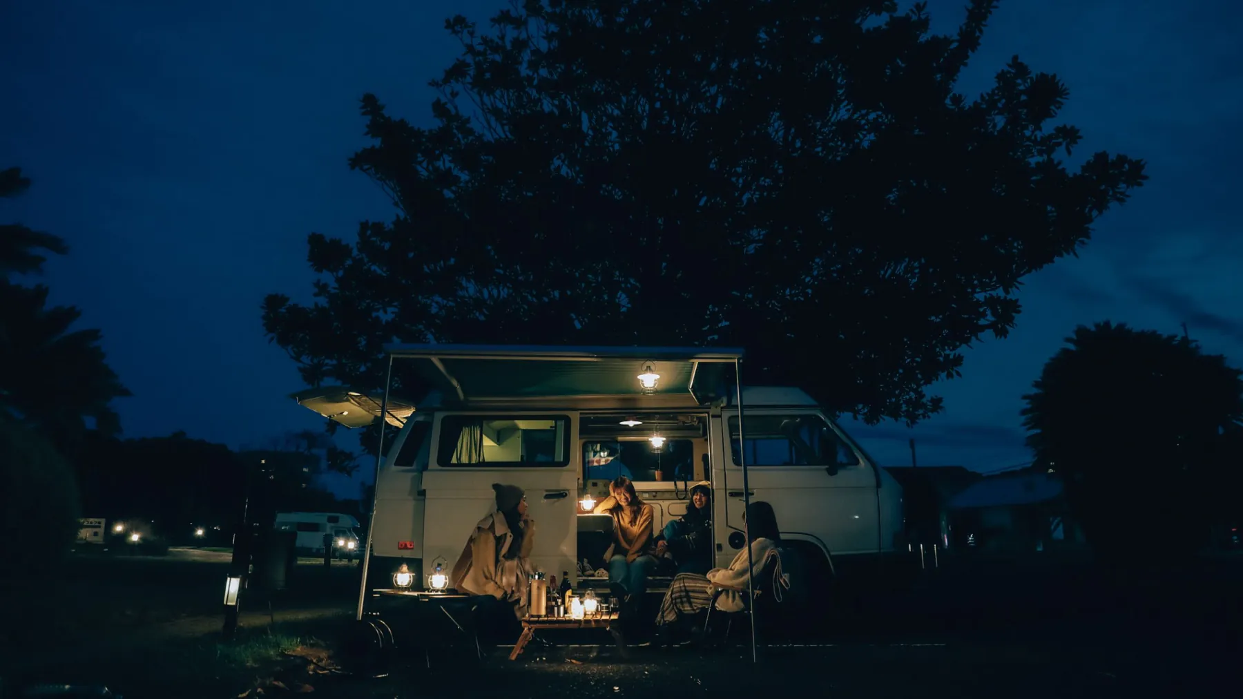 灯りをともしたキャンピングバンと夜の RV PARK