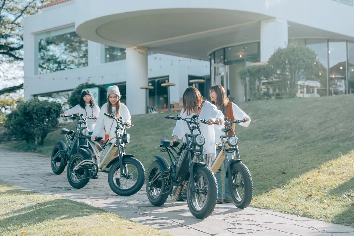 クラブハウス前で E-BIKE にまたがるメンバー