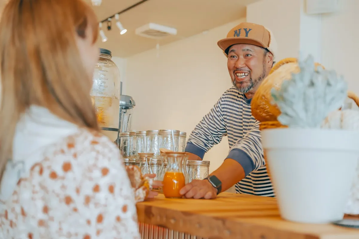 JUICE STAND でフレッシュジュースを受け取る様子