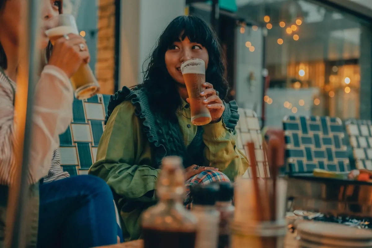 テラス席でビールを楽しむメンバー